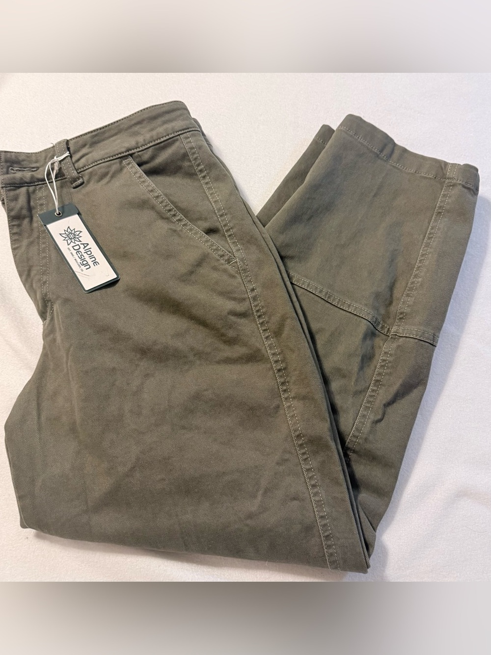 New Alpine Design Women’s Hi-Rise Barrel Pants. Vintage Olive. Size 8.